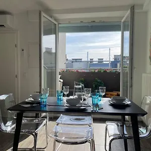 Appartement Dachgeschoss Fuer 4 Mit Terrasse, Vienne