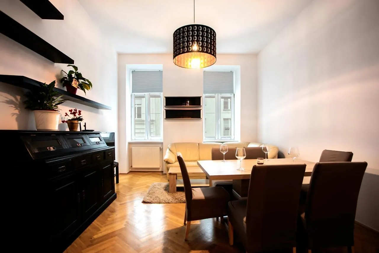 3-Bedroom Apartment In Central וינה