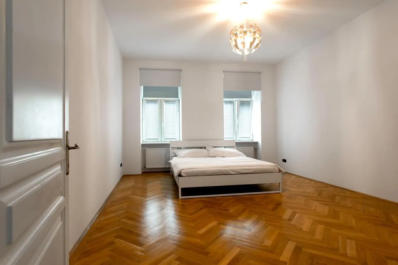 3-Bedroom Apartment In Central וינה