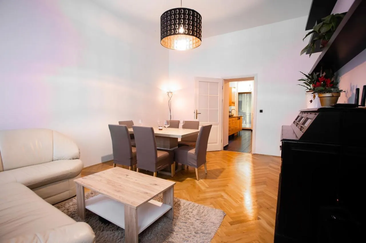 3-Bedroom Apartment In Central וינה